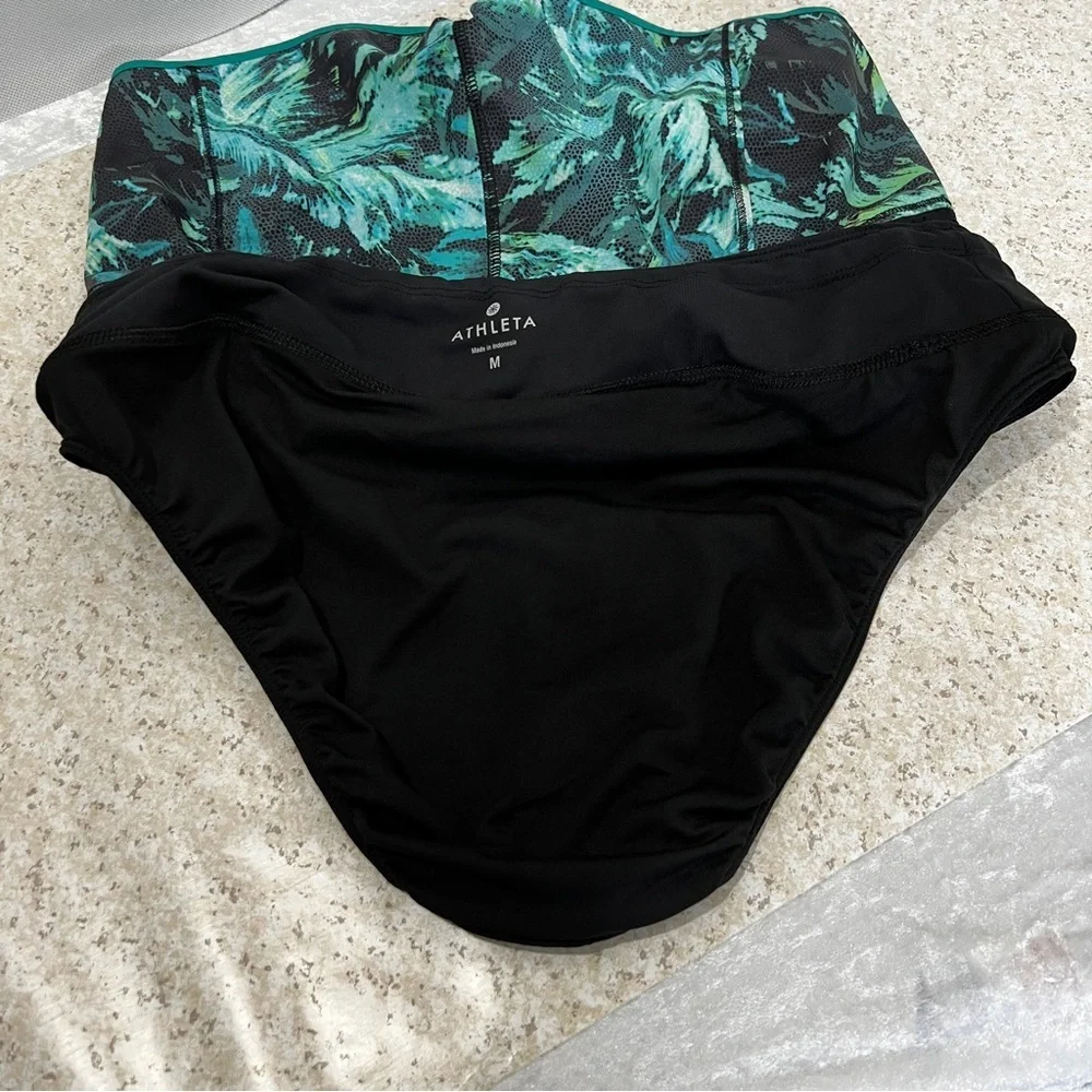 Athleta Track This Run Shorts Napali Tropical Green Teal Black Size Medium - Picture 10 of 14